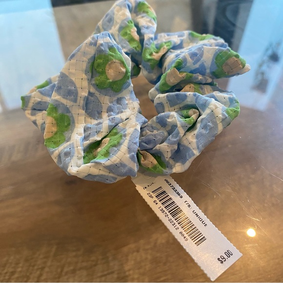 NWT Simons Green Pop Flower Scrunchie - Picture 3 of 3